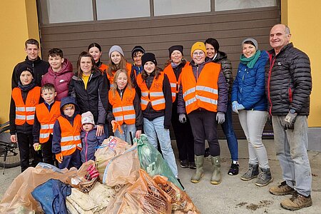 In Sallingstadt waren die fleißigen Sammler*innen: Tobias Hölzl, Stefan Wally, Luis Hipp, Linus Hipp, Jonas Huber, Petra Huber, Lina Huber, Lilly Hipp, Livia Dräger, Astrid Krecek, Maria Hipp, Lara Hölzl, Birgit Hipp, Bernhard Krecek, Daniela Hölzl, Nicole Wally und Gerhard Hipp