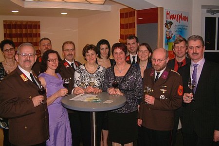 : Klaudia Hipp, Brandrat Willi Burger, Kommandant Anton Hipp, Genoveva Burger, Vizebürgermeister Manfred und Maria Schnabl, Margit Hipp-Schnabl, Anita Hölzl, Dietmar Hipp, Elisabeth Blauensteiner, P. Daniel Gärtner, Wirtschaftsbundobmmann Franz Blauensteiner und Bgm. Johann Hölzl bei Ball der FF Sallingstadt