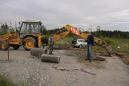 Für die einzelnen Föhrenstämme war es notwendig, Fundamente zu schaffen.