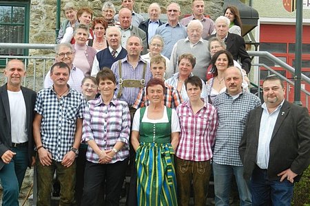 Alles Gute zum 70iger: (v. l.)  Vbgm. Josef Schaden, Sohn Klaus, Tochter Maria, Anna Haider im Schweiggersdirndl, Tochter Claudia, Sohn Andreas, Ortsparteiobmann Franz Karlinger mit allen Gratulanten.