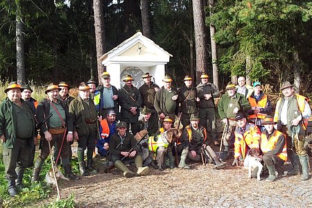 Gruppenfoto am Nachmittag, vor dem Hubertusmaterl