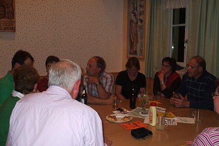 Lustige Runde im Dorfhaus