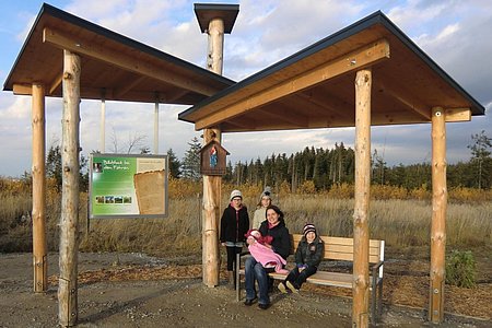 Kinder aus Walterschlag präsentieren den neuen "Bildstock Föhren": Marie Scheidl, Cornelia Haider, Laura Boden mit Mama Birgit und Felix Scheidl