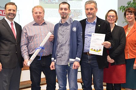 Die Vertreter von Sallingstadt mit der Auszeichnung:Landtagspräsident Hans Penz, Obmann Josef Bauer, Obm.-Stv. Thomas Russ, Kdt. Anton Hipp, Leiterin des Fonds Gesundes Österreich Christa Peinhaupt, Obfrau der NÖ Dorferneuerung Maria Forstner