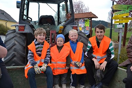 ... beim Müllsammeln in Sallingstadt: Jakob Hipp, Philipp und Martin Poinstingl sowie Dominik Kalch