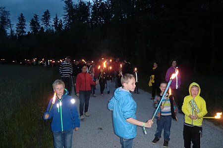 Mit Fackeln ging es zurück in das Dorf Sallingstadt.