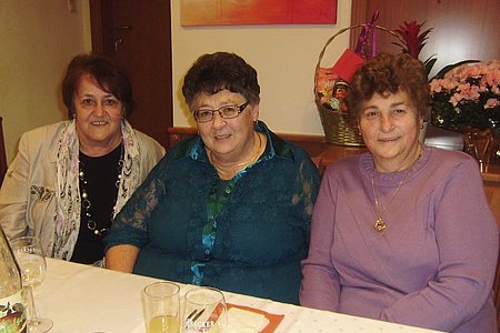Hilda Wagner, Waltraud Poppinger und Maria Wagner (v. l.)