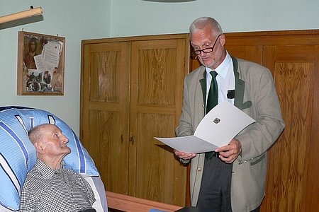 Bezirkshauptmann Michael Widermann überreichte die Glückwünsche seitens des Landes NÖ.