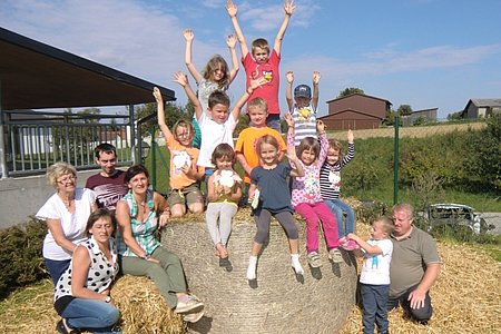Stellvertretend für viele Kinder und Helfer entstand dieses Foto: Helene Scheidl, Bettina Bauer, Thomas Russ und Manuela Haider sowie Obmann Josef Bauer (rechts im Bild)