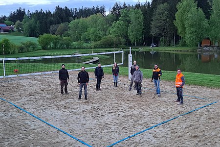 Ein Foto der fleißigen Helfer am 19. Mai v. l.: Mathias Hipp, Christopher Edelmaier, Josef Kalch, Carina Krapfenbauer, Harald Krapfenbauer, Tobias Krenn, Michael Hipp, Jochen Bauer (nicht am Foto: Nina und Livia Dräger).