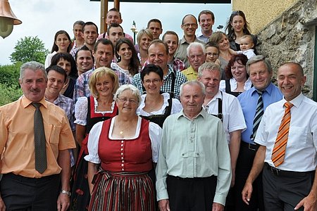 Bürgermeister Johann Hölzl, Anna und Alois Müllner, Vizebürgermeister Josef Schaden (1.Reihe v.l., Kinder Reinhard, Renate, Petra und Leopold, Seniorenbundobmann Johann Weber (2. Reihe v.l.) mit Familie