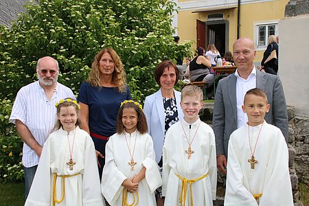 Die Erstkommunionkinder des Jahres 2022:Felice Berger, Joleen Steidl, Alexander Oberbauer und Tobias Hölzl mit Pater Daniel Gärtner, Religionslehrerin Alexandra Kugler, Klassenlehrerin Renate Schröfl und Direktor Bernhard Bachofner