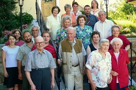 Eine große Gratulantenschar fand sich zum runden Geburtstag von Frau Dorr im Dorfhaus Walterschlag ein.