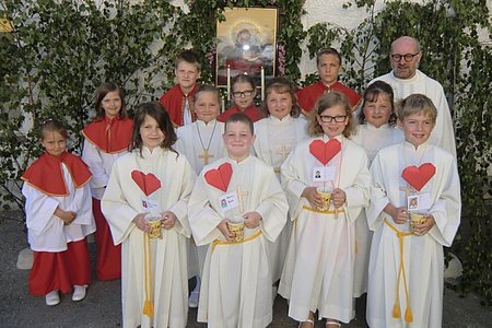 Die Erstkommunionkinder, die zu Fronleichnam in ihrer Erstkommunionkleidung bei der Prozession ganz vorne mitgehen durften:Katharina Kletzl, Hannah Grassinger, Dominic Bichl, Tanja Müllner, Julia Poppinger, Petra Müllner und Jakob Hipp. Ebenso mit dabei waren die Ministrantinnen und Ministranten Inge Grassinger, Lena Poppinger, Oliver Wagner, Anna Kraft, Maximilian Maierhofer und Pfarrer Pater Daniel Gärtner