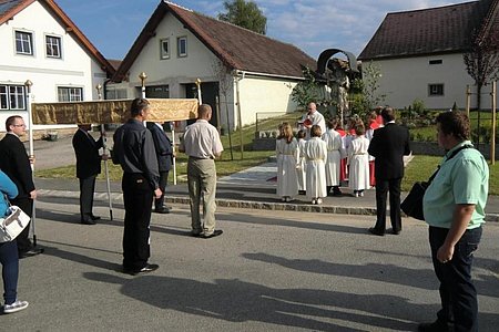 ... beim Altar vor der Nepomuk-Statue