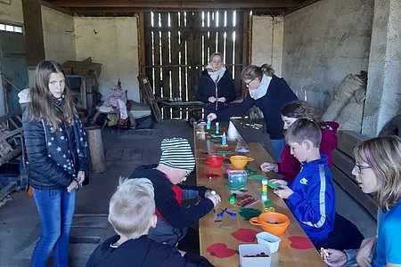 5. Station: Obst aus Papier und Knöpfen