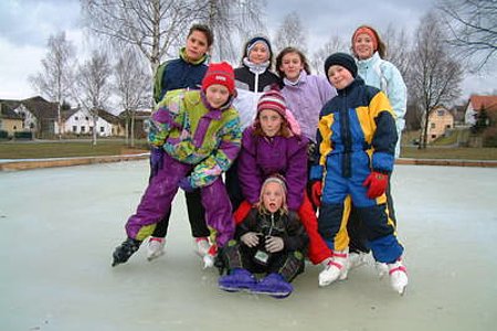 Michael, Daniel, Lisa, Sandra, Carina, Ina, Michael und Katharina freuen sich aufs Eislaufen