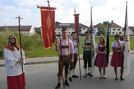 Die Kreuzträgerin sowie die Jugend führten den Festzug an