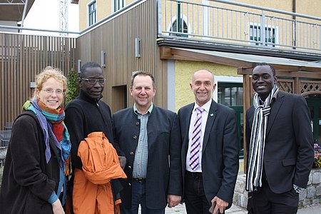 Brigitte Drabeck - Klimabündnis Österreich, Abdourahmane Guèye, Erich Koppensteiner, Vbgm. Josef Schaden und Ismael Ndao