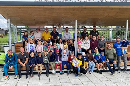 Viele teilnehmende Kindern sowie zahlreichen Helfern bei der Dorfarena Sallingstadt