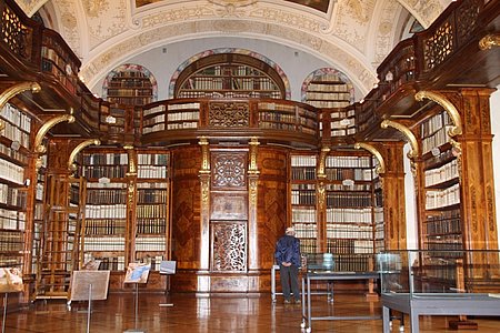 In der barocken Bibliothek sind neben Büchern auch bedeutsame Gemälde zu finden: Der berühmte spätbarocke Maler Paul Trogan fertigte Deckenfresken, die bis heute im ursprünglichen Zustand erhalten sind.