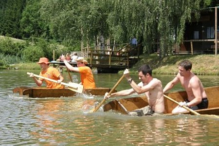 Das Sautrogrennen auf dem Pfarrerteich ist der Publikumshit des Teichfestes