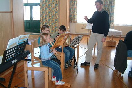 Karl Poppinger mit den einer Gruppe Musiker