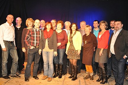 Bild: Gemeinsamer Projektabschluss des Jubiläumsreigens mit dem Arbeitsteam SOKO 100: Josef Schaden, Georg und Gabi Walter, Wolfgang Weitzenböck, Gerhard Hipp, Silvia Maierhofer, Anton Hipp, Elfriede Reuberger, Fritz Poinstingl, Manuela Haider, Josef Bauer, Karin Böhm, Thomas Russ, Roswitha Schaden, Harlad Gretz und Franz Karlinger;