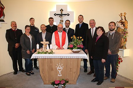 Die neurenovierte Kapelle in Walterschlag mit Ortsparteiobmann Harald Zauner, Kassierin Angelika Klenn, Tischlermeister Harald Krapfenbauer, Mesner Walter Gretz, Gemeinderat Alexander Scheidl, Pfarrer P. Daniel Gärtner, Bezirksjugendobmann Christopher Edelmaier, Verschönerungsvereinsobmann Markus Rabl, Mesnerin Monika Gretz und Dorfhaus-Obmann Harald Gretz