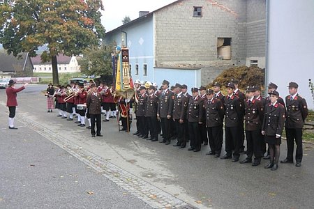 Die Feuerwehren aus Limbach und Sallingstadt sowie der Musikverein Schweiggers sorgten für einen würdigen Rahmen.