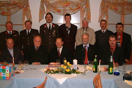 sitzend v.l.n.r.:  P.Albert Filzwieser, Präsident a.D. Franz Romeder, Leopold Ruß, BH Dr. Michael Widermann, Bgm. Johann Hölzl