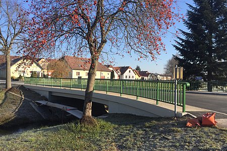 Die große Straßenbrücke in der Dorfmitte wurde generalsaniert