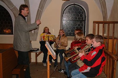 unter der Leitung von Kapellmeister Karl Poppinger wurden stimmungsvolle Weihnachtslieder dargebracht