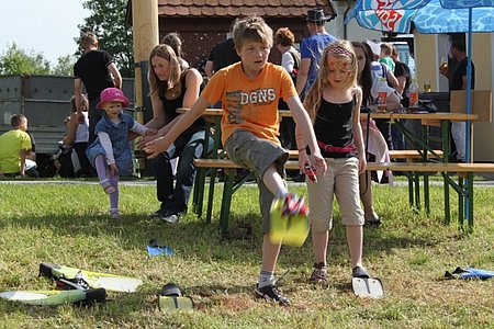 Kinderprogramm mit vielen Stationen: zum Beispiel der "Flossenweitwurf" ...