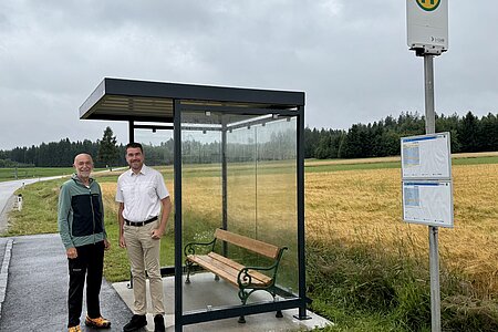 Bürgermeister Josef Schaden und Ortsvorsteher Alexander Scheidl freuen sich über die neue überdachte Bushaltestelle in Walterschlag