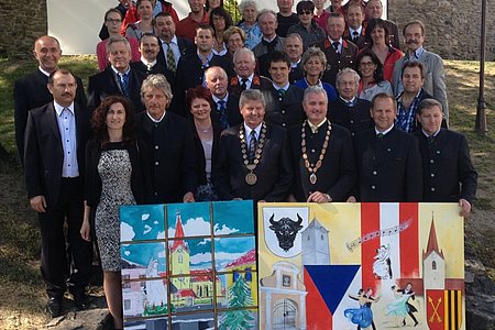 Die Delegation der Marktgemeinde Schweiggers gratulierte zum 750-Jahrjubiläum mit zwei prächtigen Bildern.