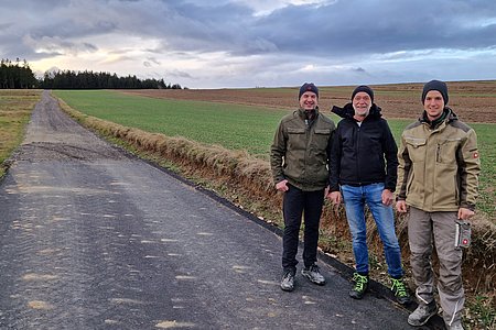 Am ,,neuen'' Saubichlweg: Ortsbauernratsobmann Dietmar Hipp, Bürgermeister Josef Schaden und Ortsvorsteher Stefan Wally