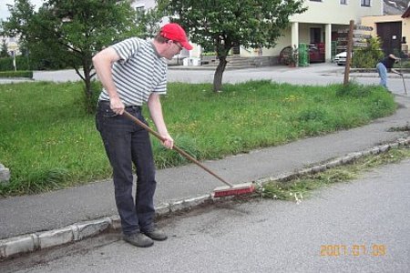 Die Mitglieder des Verschönerungsvereines putzten das Dorf heraus