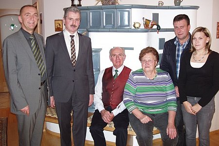 GGR Josef Schaden sowie Bürgermeister Johann Hölzl gratulierten dem Goldenen Hochzeitspaar Leopold und Hedwig Hölzl. Auch Sohn Thomas sowie Enkelin Petra waren dabei.