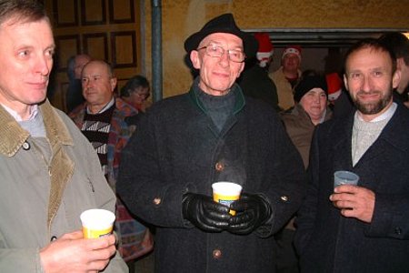 Josef Reiberger, P. Leo und Walter Gretz besuchen den Punschstand