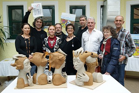 Fünf Künstler präsentierten ihre Werke beim 6. Internationalen Art Symposium in Sallingstadt: Carmen Anutza Pils, Teodor Buzu, Myriam Urtz, Michal, Dubnicky, Elisabeth Springer (Obfrau Verein together), Pavel Klima, Bürgermeister Johann Hölzl, Herfriede Konkolits-Fessl (Atelier Die kleine Werkstatt), Vizebürgermeister Josef Schaden (v.l.)