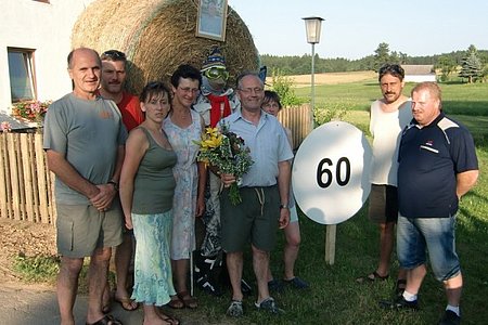 Gerhard Hipp, Anton Hipp, Bettina Bauer, Aloisia und Manfred Russ, Maria und Reinhard Holzmüller und Josef Bauer vor dem lebensgroßen "Schifahrer".