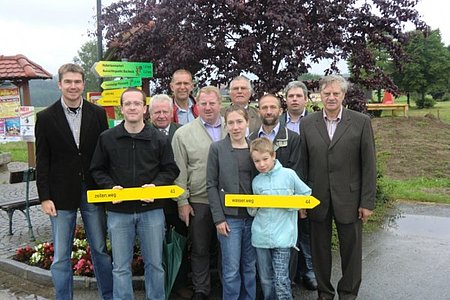 Stolz präsentieren die Mitglieder der Arbeitsgruppe Wanderwesen und einige Helfer die neuen Wanderwege:Arbeitsgruppenleiter Alexander Scheidl, Georg Höllrigl, Fritz Poinstingl, Vizebürgermeister Josef Schaden, Obmann Josef Bauer, Verena Gretz, Josef Scheidl, Paul Scheidl, Walter Gretz, Harald Zauner und Heinrich Reuberger