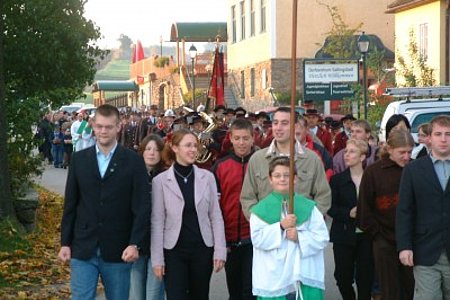 Ein großer Festzug vom Dorfzentrum zur Pfarrkirche