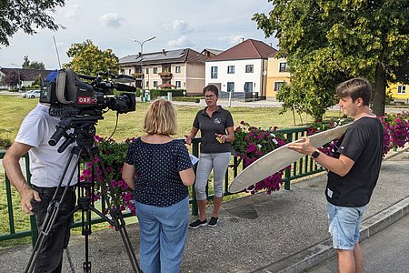 Klaudia Hipp beim Interview zum Thema Blumenschmuck