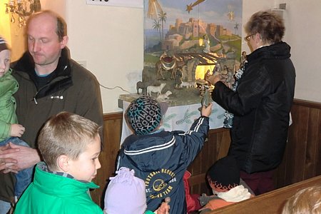 Bei der Krippenlegung brachten die Kinder die Krippenfiguren nach vorne.