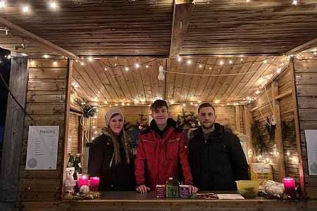 Im Punschstand (v. l.): Ina Böhm, Jakob Hipp, Maximilian Maierhofer