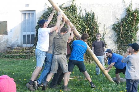 Die Generalprobe beim Aufstellen des Ortsvorsteher-Baums kann sogar anstrengender sein, als das Aufstellen des großen Maibaums.