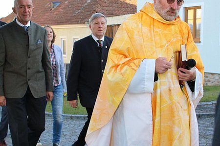 Pater Daniel Gärtner, Bürgermeister Josef Schaden und Vizebürgermeister Günter Prinz inmitten der Festgäste