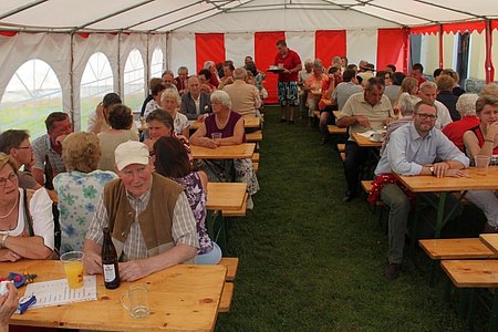 Unterhaltung im Festzelt